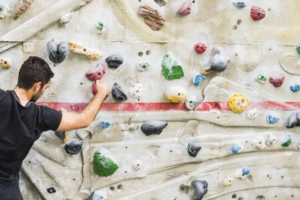 Çerideki Yapay Duvarda Kaya Tırmanışı Pratiği Yapan Bir Adam Etkin — Stok fotoğraf