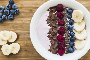 Taze çilek, muz, chia tohum ve çikolata sağlıklı vegan ve vejetaryen diyet Kahvaltı Smoothie kaseyle