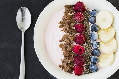 Taze çilek, muz, chia tohum ve çikolata sağlıklı vegan ve vejetaryen diyet Kahvaltı Smoothie kaseyle