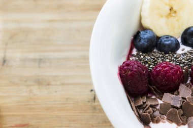 Taze çilek, muz, chia tohum ve çikolata sağlıklı vegan ve vejetaryen diyet Kahvaltı Smoothie kaseyle