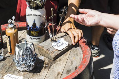 Şövalyeler, performansları, ile Ortaçağ turnuva gösterir, yiyecek ve içecek tipik bir alan Kaltenber, Almanya.