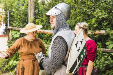 Şövalyeler, performansları, ile Ortaçağ turnuva gösterir, yiyecek ve içecek tipik bir alan Kaltenber, Almanya.
