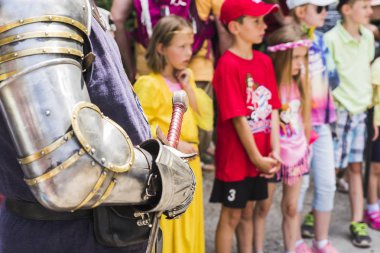 Şövalyeler, performansları, ile Ortaçağ turnuva gösterir, yiyecek ve içecek tipik bir alan Kaltenber, Almanya.