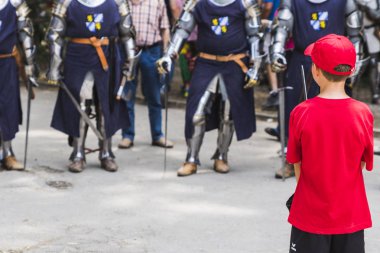 Şövalyeler, performansları, ile Ortaçağ turnuva gösterir, yiyecek ve içecek tipik bir alan Kaltenber, Almanya.