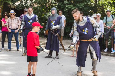 Şövalyeler, performansları, ile Ortaçağ turnuva gösterir, yiyecek ve içecek tipik bir alan Kaltenber, Almanya.