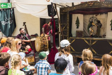 Şövalyeler, performansları, ile Ortaçağ turnuva gösterir, yiyecek ve içecek tipik bir alan Kaltenber, Almanya.