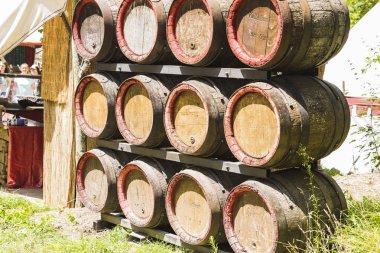 Şövalyeler, performansları, ile Ortaçağ turnuva gösterir, yiyecek ve içecek tipik bir alan Kaltenber, Almanya.