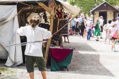 Şövalyeler, performansları, ile Ortaçağ turnuva gösterir, yiyecek ve içecek tipik bir alan Kaltenber, Almanya.