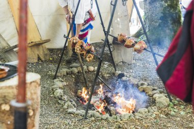 Şövalyeler, performansları, ile Ortaçağ turnuva gösterir, yiyecek ve içecek tipik bir alan Kaltenber, Almanya.