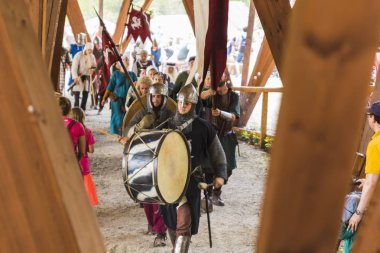 Şövalyeler, performansları, ile Ortaçağ turnuva gösterir, yiyecek ve içecek tipik bir alan Kaltenber, Almanya.