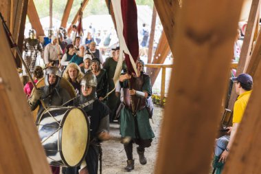 Şövalyeler, performansları, ile Ortaçağ turnuva gösterir, yiyecek ve içecek tipik bir alan Kaltenber, Almanya.