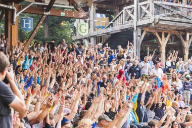 Şövalyeler, performansları, ile Ortaçağ turnuva gösterir, yiyecek ve içecek tipik bir alan Kaltenber, Almanya.