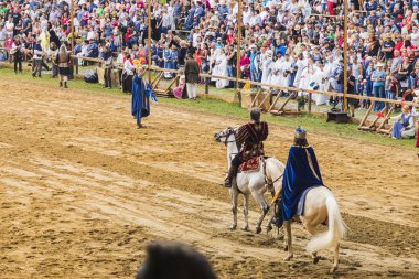 Şövalyeler, performansları, ile Ortaçağ turnuva gösterir, yiyecek ve içecek tipik bir alan Kaltenber, Almanya.