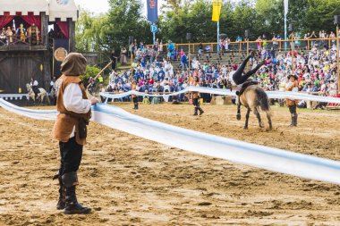Şövalyeler, performansları, ile Ortaçağ turnuva gösterir, yiyecek ve içecek tipik bir alan Kaltenber, Almanya.