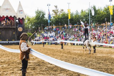 Şövalyeler, performansları, ile Ortaçağ turnuva gösterir, yiyecek ve içecek tipik bir alan Kaltenber, Almanya.