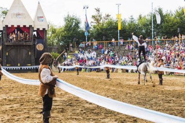 Şövalyeler, performansları, ile Ortaçağ turnuva gösterir, yiyecek ve içecek tipik bir alan Kaltenber, Almanya.