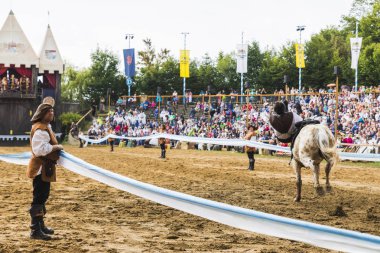 Şövalyeler, performansları, ile Ortaçağ turnuva gösterir, yiyecek ve içecek tipik bir alan Kaltenber, Almanya.