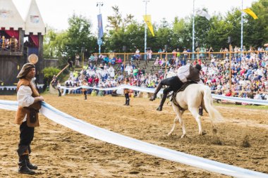 Şövalyeler, performansları, ile Ortaçağ turnuva gösterir, yiyecek ve içecek tipik bir alan Kaltenber, Almanya.