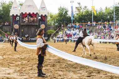 Şövalyeler, performansları, ile Ortaçağ turnuva gösterir, yiyecek ve içecek tipik bir alan Kaltenber, Almanya.