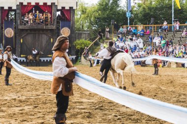 Şövalyeler, performansları, ile Ortaçağ turnuva gösterir, yiyecek ve içecek tipik bir alan Kaltenber, Almanya.