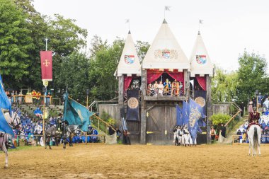 Kaltenberg, Almanya - 15 Temmuz 2018: Kaltenberger Ritterturnier, şövalyeler, performansları, gösterir, gıda ve içecek tipik Kaltenberg, Almanya'da çevrenin Medievaltournament.