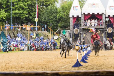 Kaltenberg, Almanya - 15 Temmuz 2018: Kaltenberger Ritterturnier, şövalyeler, performansları, gösterir, gıda ve içecek tipik Kaltenberg, Almanya'da çevrenin Medievaltournament.