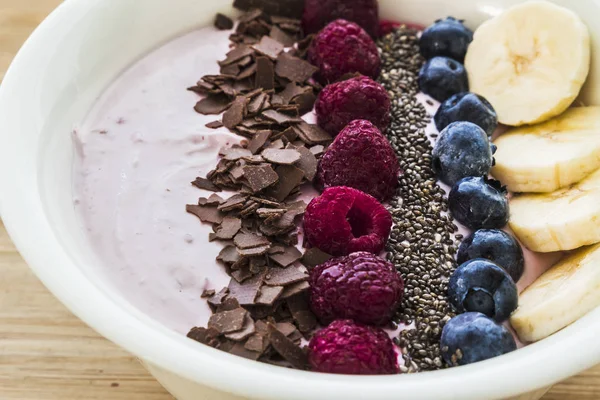 Taze çilek, muz, chia tohum ve çikolata sağlıklı vegan ve vejetaryen diyet Kahvaltı Smoothie kaseyle