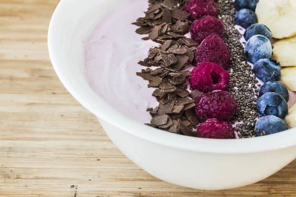 Taze çilek, muz, chia tohum ve çikolata sağlıklı vegan ve vejetaryen diyet Kahvaltı Smoothie kaseyle