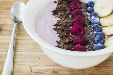 Taze çilek, muz, chia tohum ve çikolata sağlıklı vegan ve vejetaryen diyet Kahvaltı Smoothie kaseyle