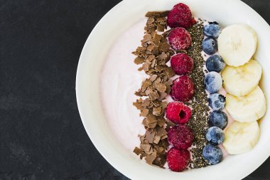 Taze çilek, muz, chia tohum ve çikolata sağlıklı vegan ve vejetaryen diyet Kahvaltı Smoothie kaseyle