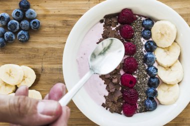 Taze çilek, muz, chia tohum ve çikolata sağlıklı vegan ve vejetaryen diyet Kahvaltı Smoothie kaseyle