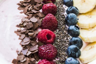 Taze çilek, muz, chia tohum ve çikolata sağlıklı vegan ve vejetaryen diyet Kahvaltı Smoothie kaseyle