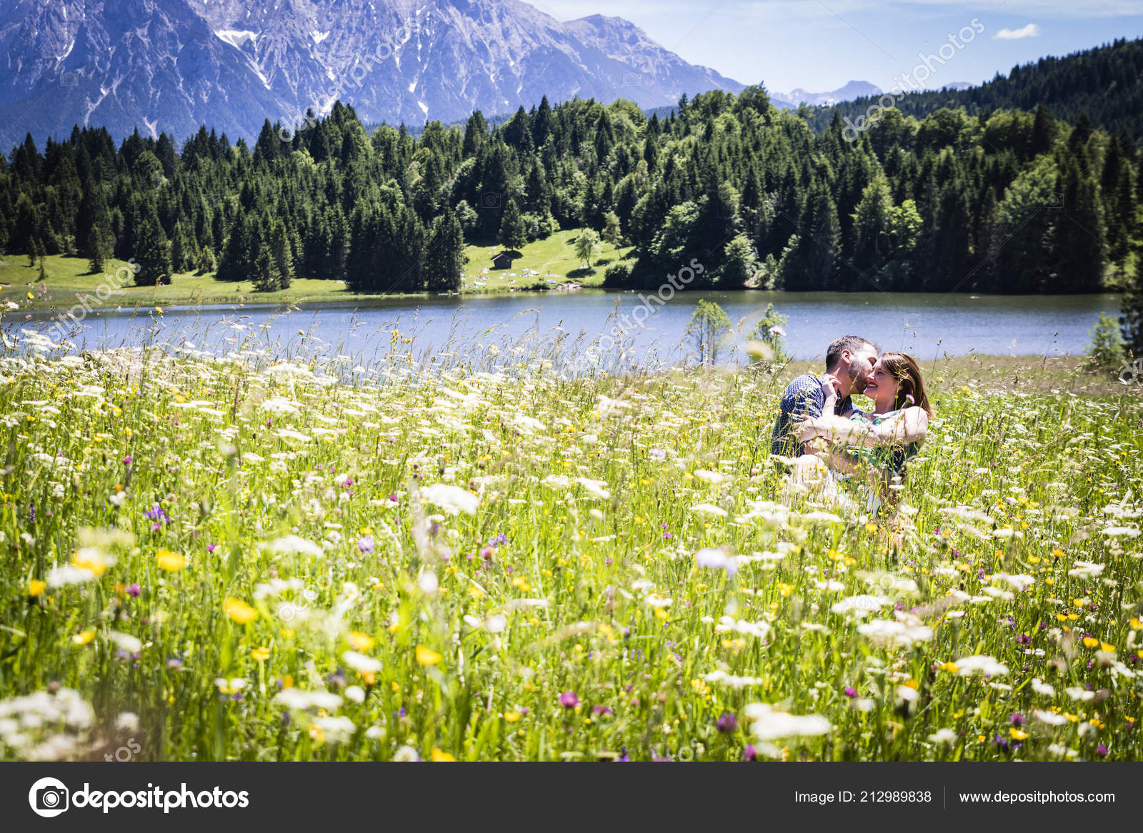 アルプス山中に休暇 の幸せな恋人たち ストック写真 C Ihorga