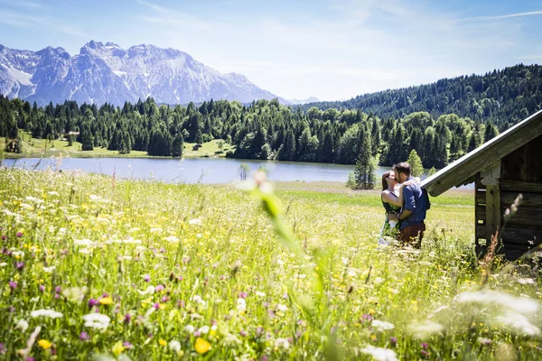 Zwei Glückliche Verliebte Urlaub Den Alpen — Stockfoto
