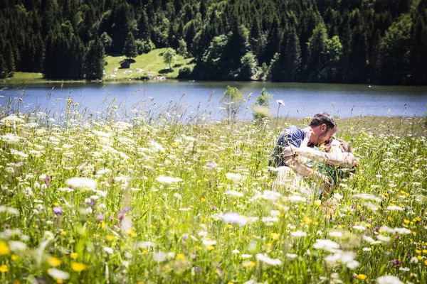 Dois Amantes Felizes Feriado Nas Montanhas Dos Alpes — Fotografia de Stock