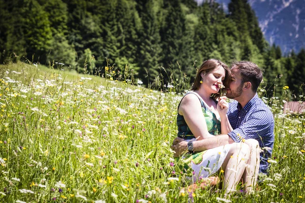 两个快乐的恋人在阿尔卑斯山上度假 — 图库照片