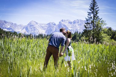Alp Dağları'nda tatil iki mutlu lovers