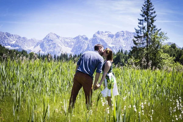 Zwei Glückliche Verliebte Urlaub Den Alpen — Stockfoto