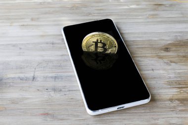 Bitcoin Cryptocurrency dijital para Btc para birimi teknoloji iş Internet kavramı biraz. Bitcoin smartphone üzerinde