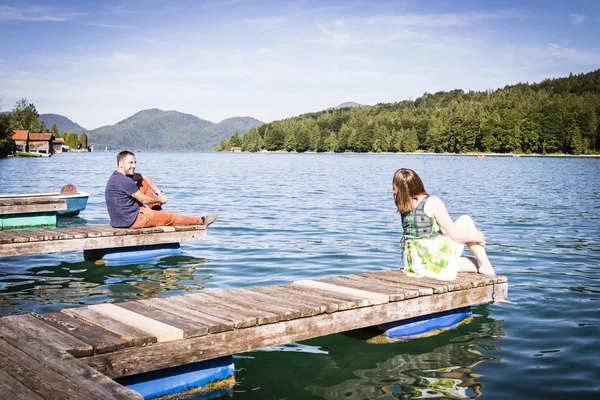 Tatil bir göl kenarında iskelede iki mutlu lovers