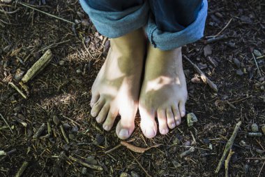 yüzeyi ormandaki çıplak ayakla havadan görünümü