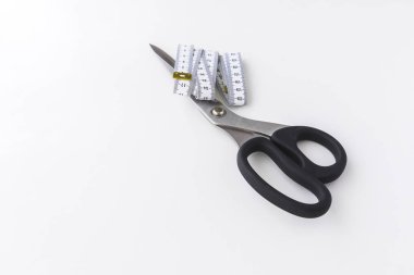 Bir makas ve beyaz arka plan üzerinde dikiş teyp