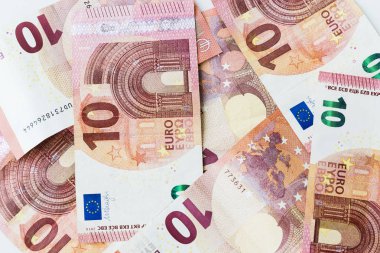 Birkaç 10 euro banknot bir tablo üzerinde dağınık