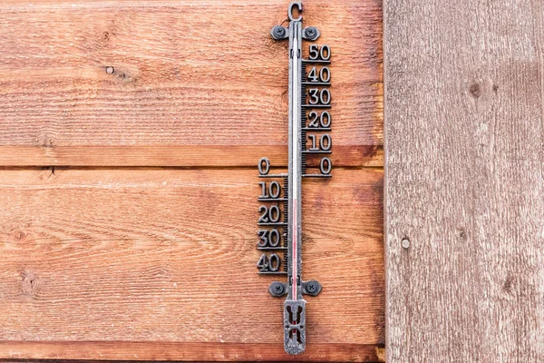 Derece Santigrat Dışında Ahşap Duvara Bir Cıva Termometre — Stok fotoğraf