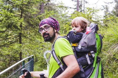 Onun bebeği onun kollarında bir babayla