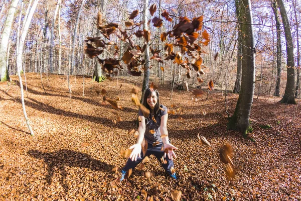 Ευτυχισμένος Τρόπος Ζωής Μια Γυναίκα Που Ρίχνουν Φύλλα Φθινόπωρο Στο — Φωτογραφία Αρχείου
