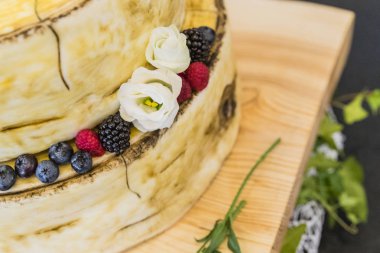 Düğün günü gelin bir pasta