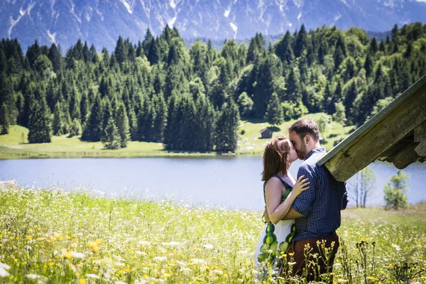 Zwei Glückliche Verliebte Urlaub Den Alpen — Stockfoto