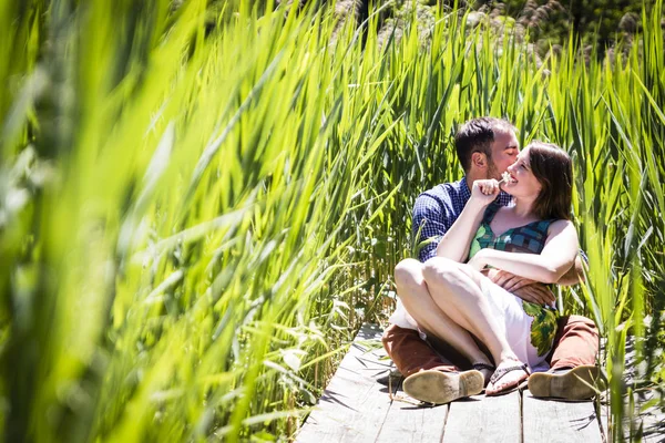 Zwei Glückliche Verliebte Urlaub Den Alpen — Stockfoto