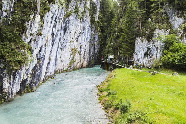 Ein Fluss Der Berge Und Wälder Überquert — Stockfoto